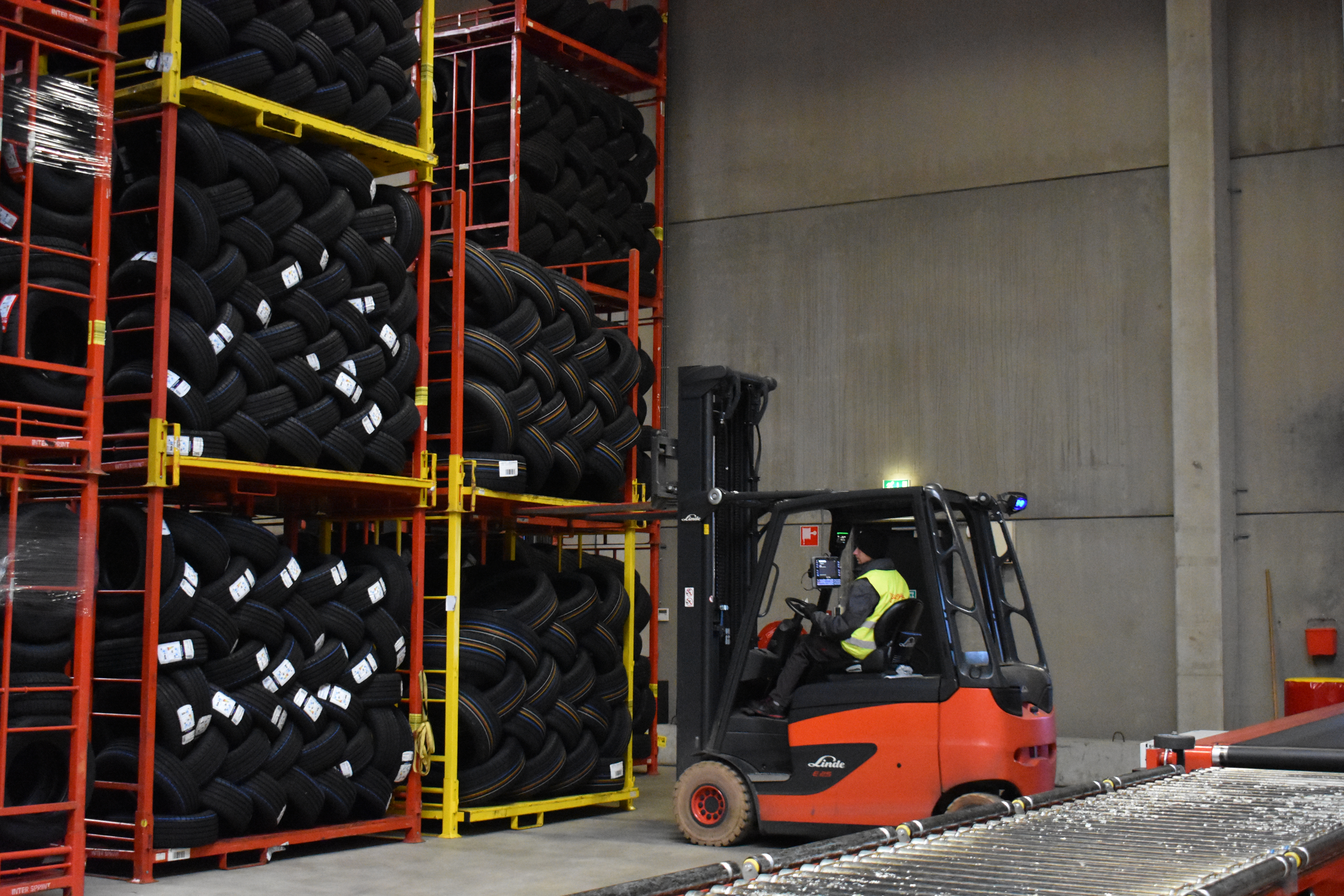 Kierowca wózka widłowego typu heftruck i reachtruck